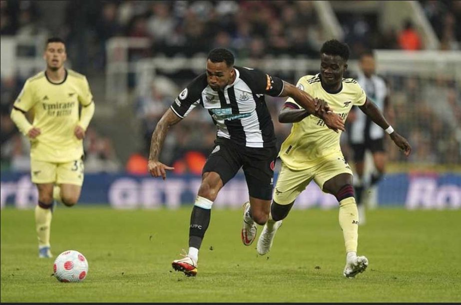 Newcastle United's Callum Wilson (left) and Arsenal's Bukayo Saka battle for the ball during the English Premier League soccer match at St. James' Park, Newcastle upon Tyne, England on Monday. AP photo