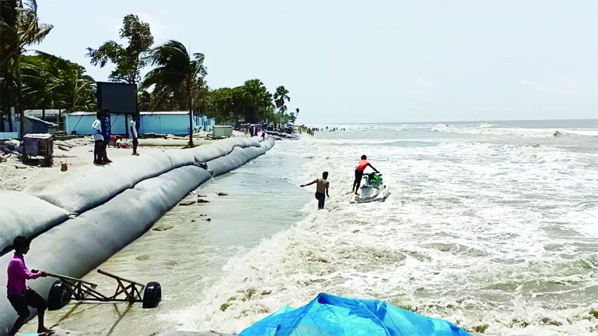 KALAPARA (Patuakhali) : Fish Fry market with other small business organisatons remove from Kuakata Sea Beach and tourists are requested to go to ebb water again. This snap was taken on Wednesday.