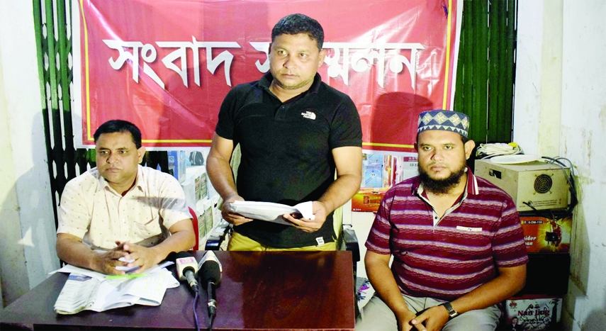 RANGPUR: Affected businessman Sajedul Islam Saju arranges a press conference at Shapla Chattar area of Rangpur City on Tuesday protesting embezzling Tk 4,050,000 by cheat the signature of a check book.