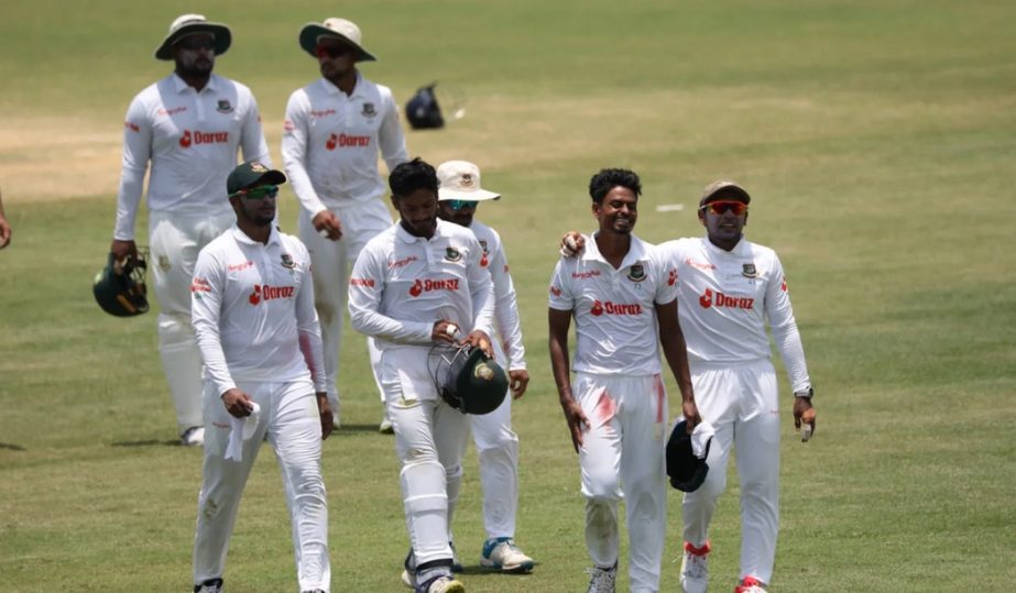 Taijul Islam (2nd from right) of Bangladesh is all smiles after he struck at regular intervals to dent Sri Lanka on the fifth and final day of the first Test match at the Zahur Ahmed Chowdhury Stadium in Chattogram on Thursday. Agency photo