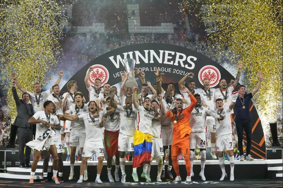 Frankfurt players celebrate with the trophy after winning the Europa League final soccer match between Eintracht Frankfurt and Rangers FC at the Ramon Sanchez Pizjuan stadium in Seville, Spain on Wednesday. AP photo