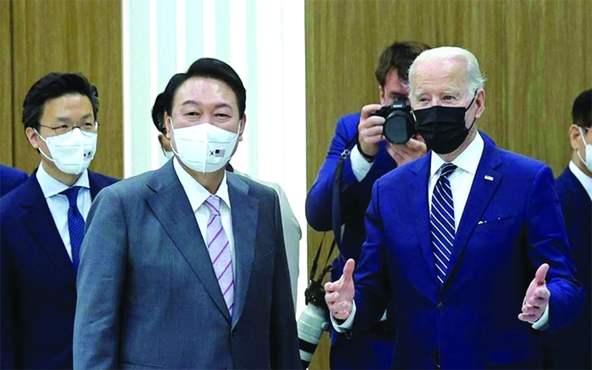 South Korean President Yoon Suk-yeol and Samsung Electronics Vice Chairman Lee Jae-yong stand next to US President Joe Biden during a visit to a semiconductor factory at the Samsung Electronics Pyeongtaek Campus in Pyeongtaek, South Korea on Friday.