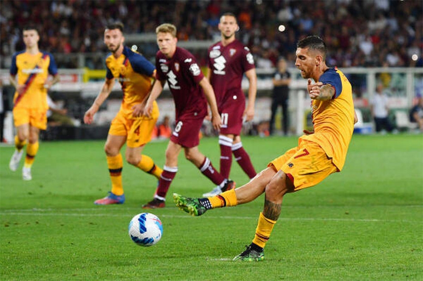 Lorenzo Pellegrini (right) of AS Roma scores his team's third goal from the penalty spot during the Serie A match between Torino FC and AS Roma on Friday.