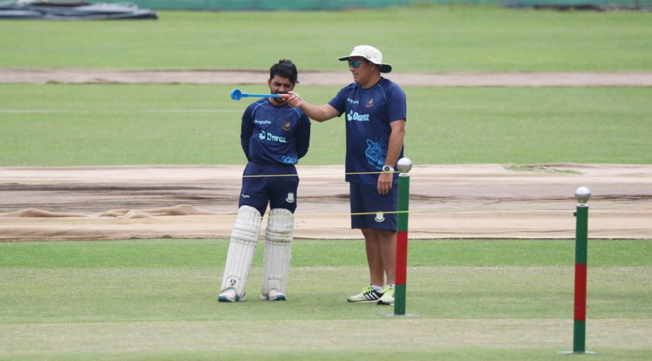 Bangladesh Test captain Mominul Haque (left) discusses with head coach Russell Domingo ahead of their second and final Test match against Sri Lanka at the Sher-e-Bangla National Stadium in Mirupur on Sunday. Agency photo