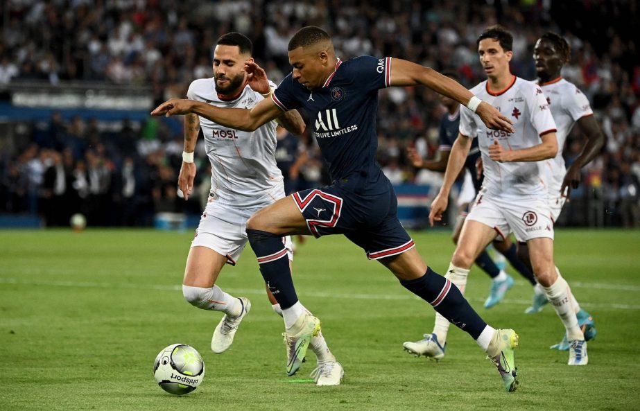 Paris Saint-Germain's French forward Kylian Mbappe (center) runs with the ball during the French L1 football match between Paris Saint-Germain and Metz at the Parc des Princes stadium in Paris on Saturday. Agency photo