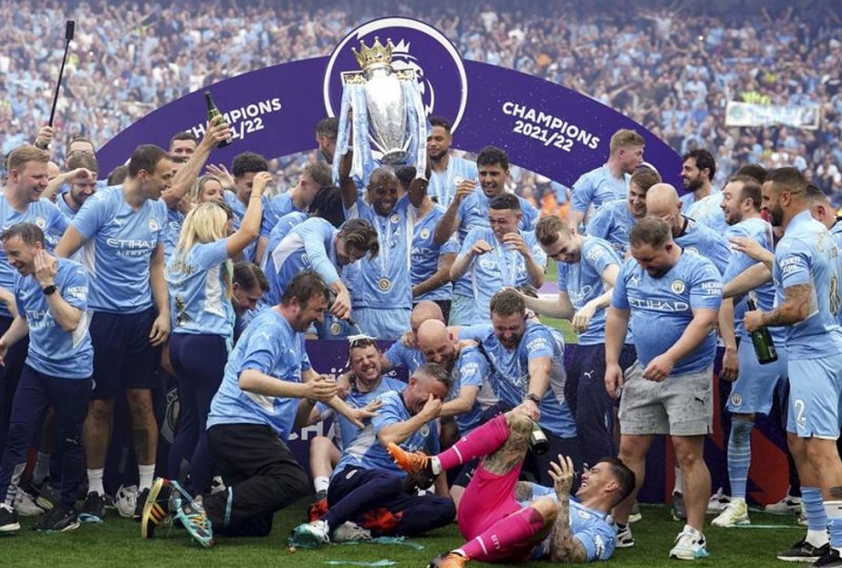 Manchester City's Fernandinho lifts the Premier League trophy as he celebrates with teammates after they won the English Premier League following a 3-2 victory over Aston Villa at the Etihad Stadium, Manchester, England on Sunday. AP photo
