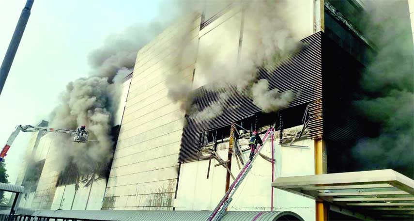 Firefighting units are working to douse the fire in Gazipur on Monday. NN photo