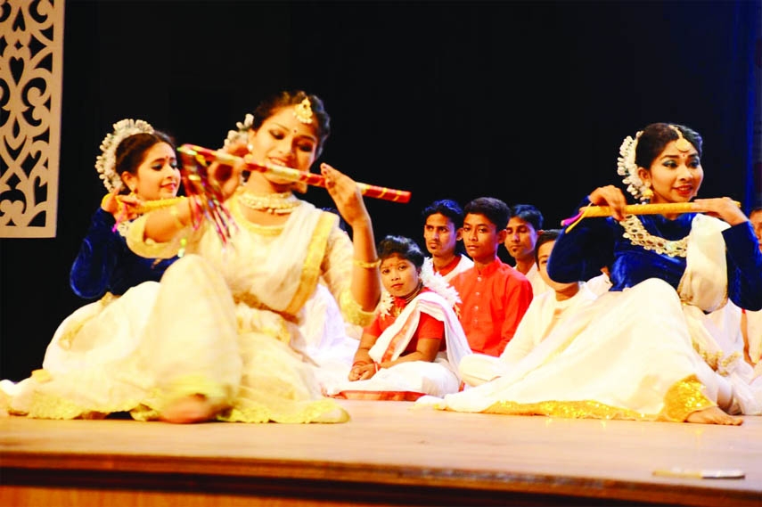 Artistes performing in the cultural programme on the occasion of Kazi Nazrul Islam’s 123rd birth anniversary at Moulvibazar district Shilpakala Academy auditorium.