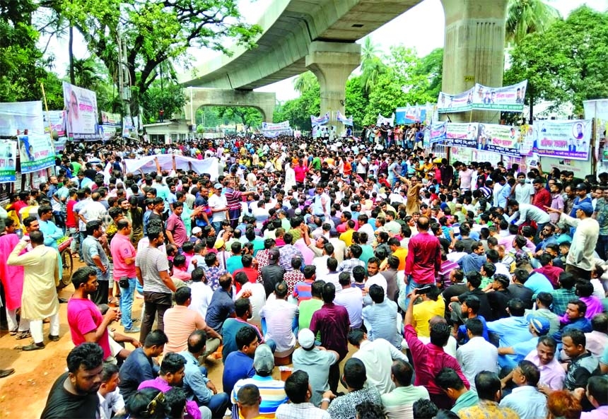 Leaders and activists of Dhaka Metropolitan (North-South) BNP gather sit-in a programme in front of the National Press Club on Friday protesting assault on JCD on DU campus.