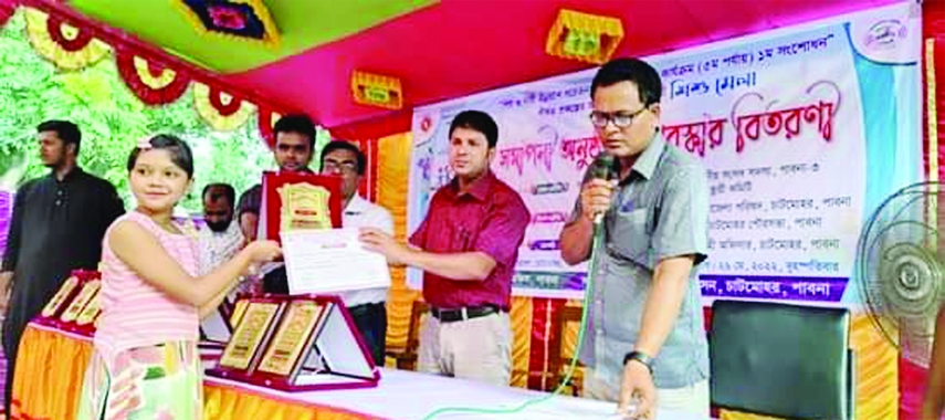 CHATMOHAR (Pabna): Samiul Alam, District Information Officer distributes prizes among the winners of in concluding session of the two day-long Shishu Mela at Chatmohar Upazila on Thursday .