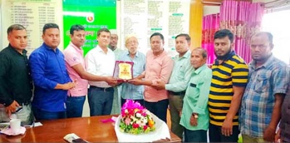 The leaders of the Raozan Press Club led by its President Sarwaruddin Ahmed handing over a crest of honour to the newly assigned UNO of , Raozan yesterday at latter’s office chamber.