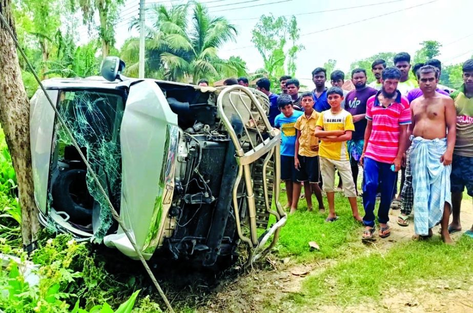 A triangular collision among a truck, a three wheeler and a private car leaves seven dead in Rajbari's Kalukhali upazila on Wednesday. NN photo