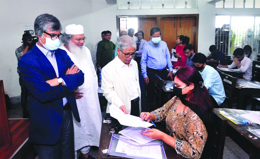 Dhaka University Vice- Chancellor Professor Dr Md Akhtaruzzaman visits an examination centre at Business Studies Faculty building as the admission test of the 'Ga' unit for the 2021-22 academic session began on Friday.