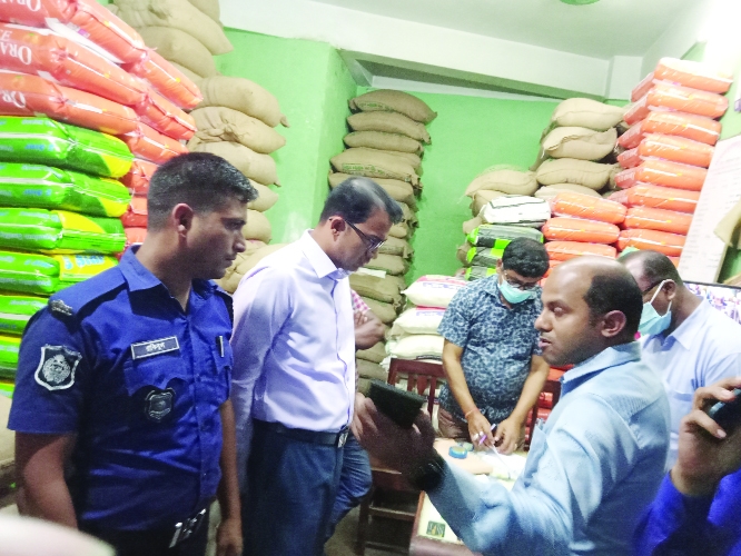 A view of the campaign conducted by Food Department including the local administration of Kishoreganj district at the district's Bara Bazar kitchen market on Thursday.