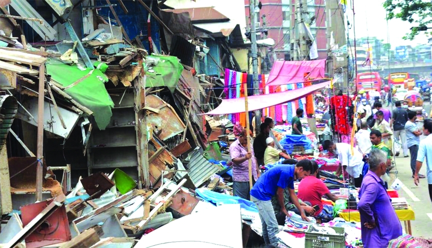Shopkeepers set up makeshift shops on the road pavement beside Ramna Bhaban Market in Gulistan area as Dhaka South City Corporation evicted illegal establishments. This photo was taken on Friday.