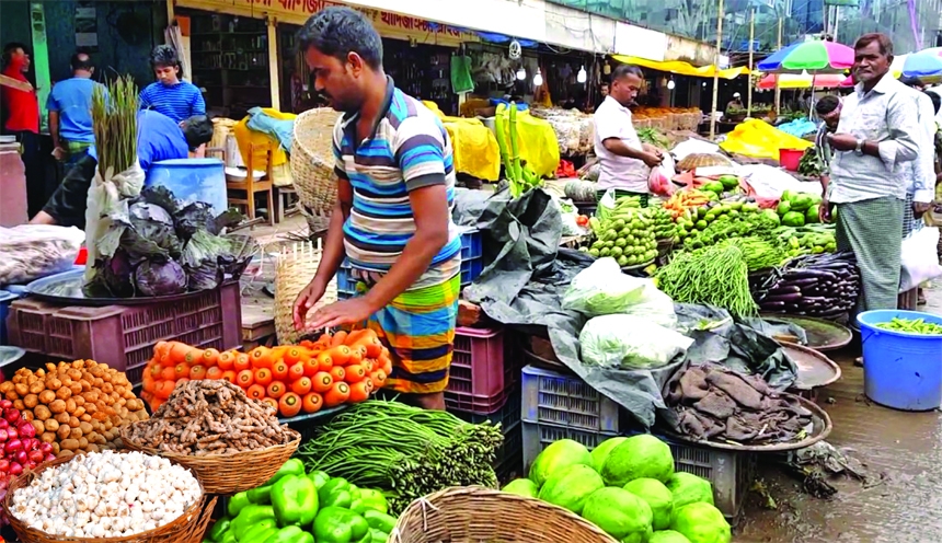 Vegetable sellers are seen busy with sorting up vegetables amid the price hike of daily essentials including garlic. This photo was taken from Hatirpool Bazar on Friday.