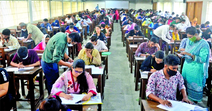 Students take part in Dhaka University’s ‘Ga’ Unit admission test under the Faculty of Business Studies for the 2021-22 academic session. on Friday.