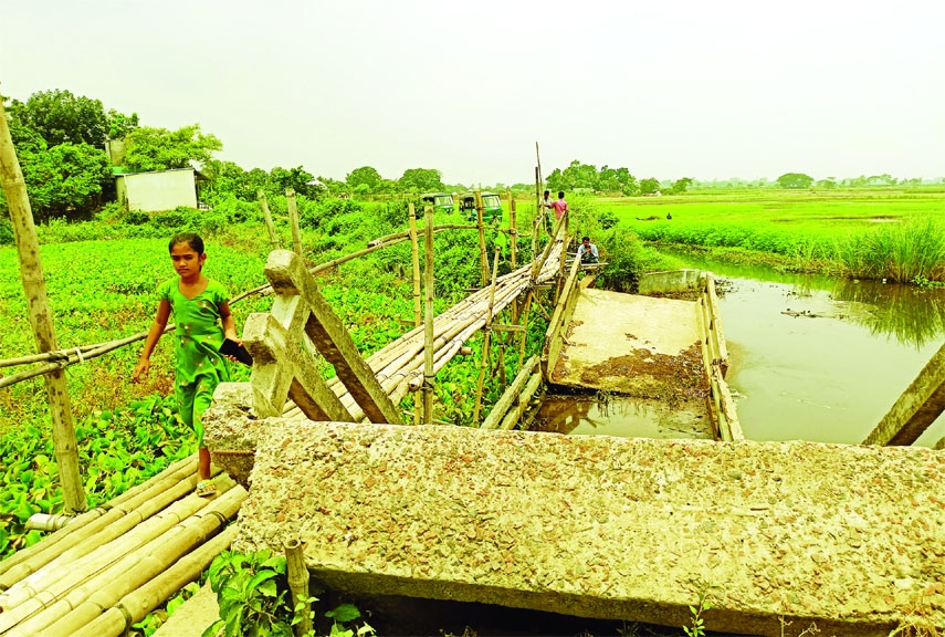 MEGHNA (Cumilla): Some 30, 000 people in Bhaorkhola Union of Meghan Upazila faces a great communication problem as the bamboo bridge from Mirzanagar to Khirarchak Village has been broken for a long time. The snap was taken on Thursday.