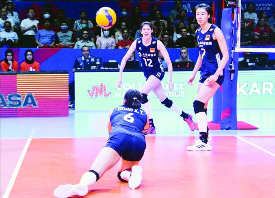 Gong Xiangyu (front) of China saves the ball during the 2022 FIVB Volleyball Women's Nations League match between China and Italy at Ankara Sports Hall in Ankara, Turkey on Saturday. Agency photo
