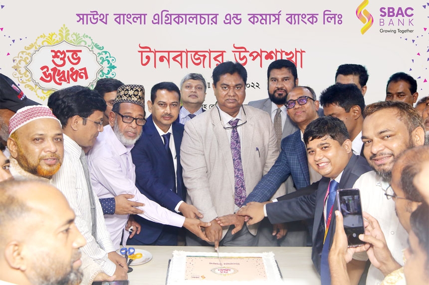 Mosleh Uddin Ahmed, Managing Director and CEO of SBAC Bank Limited, inaugurating its new sub-branch at Tan Bazar in Narayanganj on Sunday. M Shamsul Arefin, AMD, Md. Nurul Azim, DMD and other high officials of the bank were present.