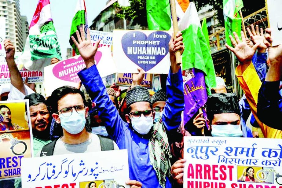 People shout slogans as they protest in Mumbai against the derogatory remarks made by BJP members against Islam and the Prophet Muhammad (SAW). Agency photo