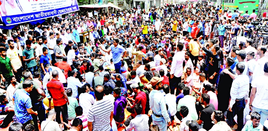 Leaders and activists of Sechchhasebok Dal stage a protest rally in front of the National Press Club on Wednesday protesting price hike of daily essentials including gas and murder threat to Khaleda Zia.
