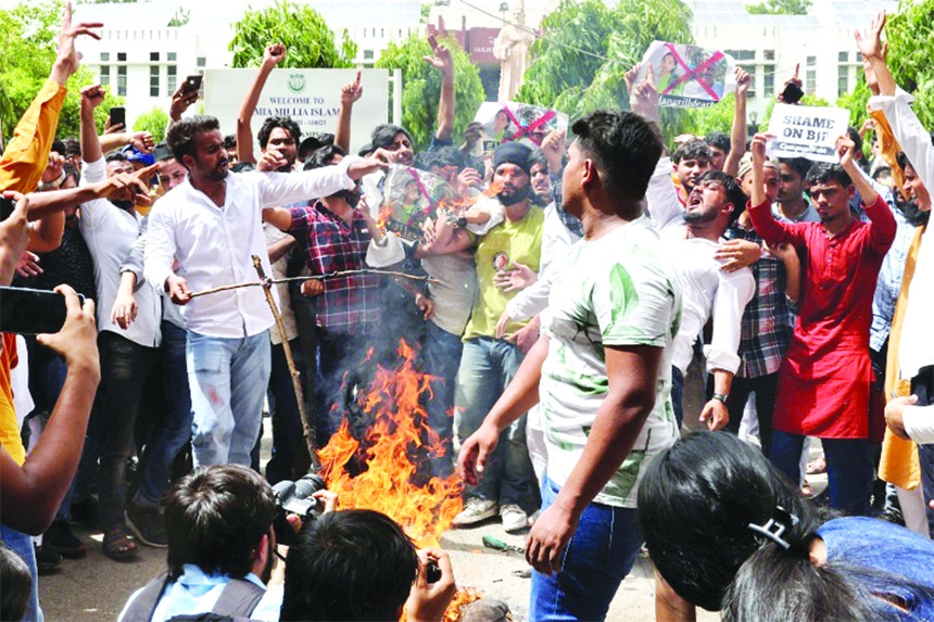 Students of Jamia Millia Islamia university in New Delhi burn effigies depicting suspended BJP spokeswoman Nupur Sharma and expelled official Naveen Kumar Jindal, demanding their arrest for derogatory comments on the Prophet (PBUH) on Friday.