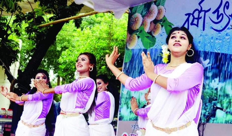 Artistes perform dance on the premises of Fine Arts Institute at Dhaka University on Wednesday to welcome 'Borsha Utosob (Monsan Festival) 1429 as Pahela Ashar began. NN photo