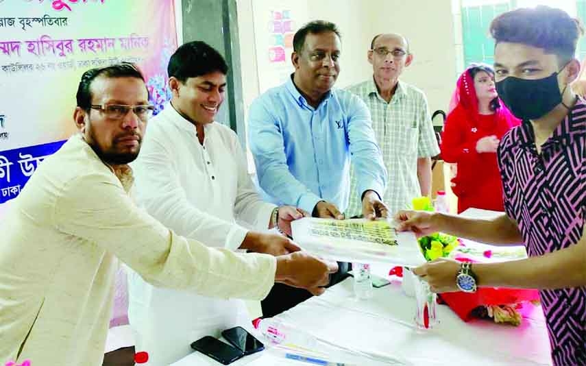 President of Farid Uddin Siddiqui High School Managing Committee and Councillor of 26 No. Ward of DSCC Hasibur Rahman Manik distributes prizes among the SSC students on Thursday on the occasion of their farewell.