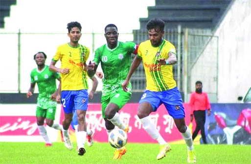 A moment of the match of the TVS Bangladesh Premier League Football between Dhaka Mohammedan Sporting Club Limited and Sheikh Jamal Dhanmondi Club Limited at Bhasha Sainik Dhirendranath Dutta Stadium in Cumilla on Monday.