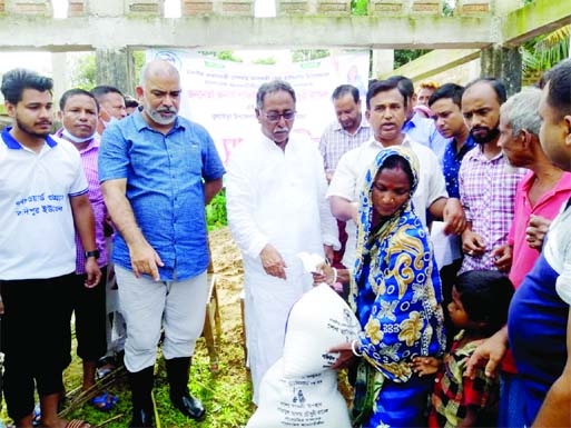 MOULVIBAZAR : Shofiul Alam Chowdhury Nadel, Organizing Secretary of Bangladesh Awami League distributes food items among the flood-hit families at Shahabuddin Community Center in Joychandi Union of Kulaura Upazila on Thursday.