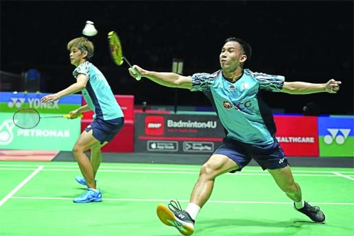 Thailand's Dechapol Puavaranukroh (right) and Sapsiree Taerattanachai play against China's Wang Yi Lyu and Huang Dong Ping during their mixed doubles semifinal match at Malaysia Open badminton tournament in Kuala Lumpur, Malaysia on Saturday.