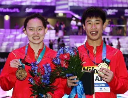 Gold medallists Ren Qian (left) and Duan Yu of China pose after the mixed 10m synchronised final of diving at the 19th FINA World Championships in Budapest, Hungary on Friday.