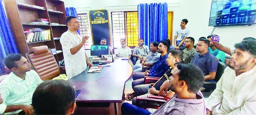 SAPAHAR (Naogaon): Newly posted OC of Sapahar Thana Md Al Mahmud speaks at view exchange meeting with journalists of different print and press medias on Friday.