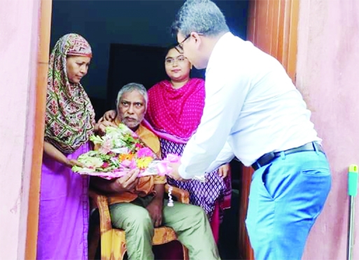 BHANGURA (Pabna): Mohammad Nahid Hasan Khan, UNO of Bhangura upazila of Pabna hands over flowers and gifts to ill poet Shamsul Islam Palash of Kalkoti Masterpara village on Tuesday.