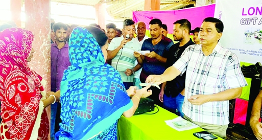 MOULVIBAZAR: Principal AKM Shafi Ahmed Solman, Chairman of Kulaura Upazila Parishad distributes cash among the flooded people at at Chhakapon Bazaar on Wednesday .