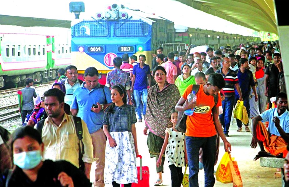 Families arrive at Kamalapur Railway Station on Tuesday, after a three-day Eid-ul-Azha holiday.