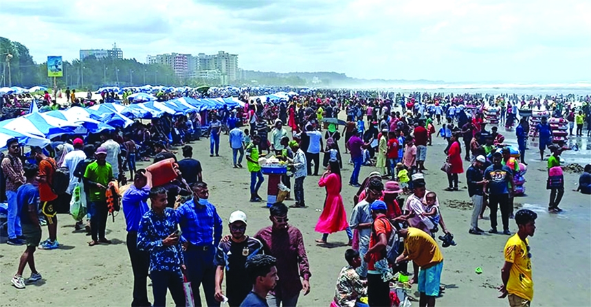 Sugandha sea beach, Cox's Bazar buzzes with a large number of tourists during Eid vacations. This photo was taken on Wednesday.