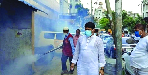 Councillor of 26 No. Ward of DSCC Hasibur Rahman Manik witnesses the spraying for mosquito killing medicine at Dhakeshwari Temple area in the city's Lalbagh on Friday.