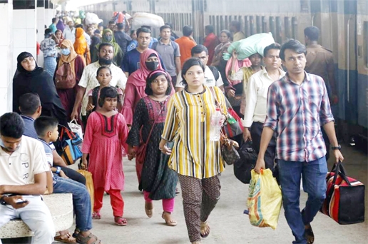 People returning to city after celebrating Eid-ul-Azha at the their ancestral homes. The snap was taken from the city's Kamalapur Railway Station on Friday.