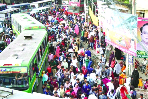 People are seen returning to the capital by buses on Friday to join their respective working places after spending a week-long Eid holidays. This photo was taken from in front of Victoria Park on Friday.