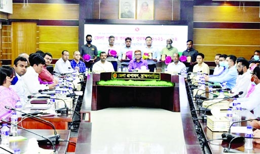 BIJOYNAGAR (Brahmanbaria) : Md Shahgir Alam, DC, Brahmanbaria poses with the six winners of ' Jatiya Shundachar Award' at DC Conference Room on Wednesday.