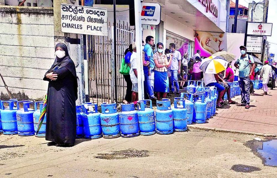 People wait for long time to refill liquefied petroleum gas cylinders in Colombo amid economic crisis in Sri Lanka. Agency photo