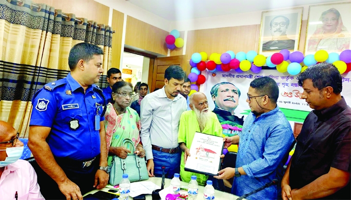 HALUAGHAT (Mymensingh): Juwel Arang MP and Md Sohel Rana, UNO distribute documents of houses among the poor people at Upazila Parishad Auditorium on Thursday.