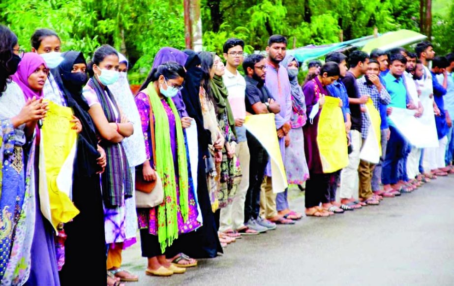 Students of the Shahjalal University of Science and Technology (SUST) form a human chain in front of the varsity's central library, demanding capital punishment for the killers of Bulbul. Agency photo