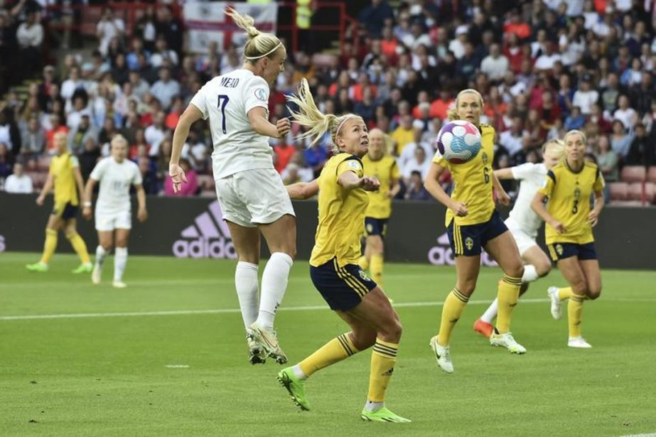 England's Beth Mead (center, top) and Sweden's Hanna Glas (center) challenge for the ball during the Women Euro 2022 semifinal soccer match between England and Sweden at the Bramall Lane Stadium in Sheffield, England on Tuesday. AP photo