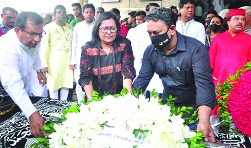 Director of Public Relations of the Information and Broadcasting Ministry Mir Akram Uddin Ahmed places wreaths on the coffin of journalist Amit Habib on behalf of the Minister Dr Hasan Mahmud at the daily Desh Rupantar office in the city on Friday.