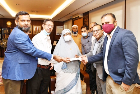 State Minister for Labour and Employment Begum Munnujan Sufian receives a cheque of profit for Bangladesh Sramik Kalyan Foundation on behalf of Marico Bangladesh Limited at her office on Thursday.