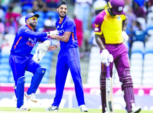 India's Arshdeep Singh (center) celebrates with wicket-keeper Rishabh Pant (left) after the dismissal of West Indies' Kyle Mayers during their first T20I cricket match at Brian Lara Cricket Academy in Tarouba on Friday.