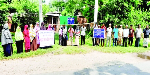 ISHWARDI (Pabna) : Locals form a human chain protesting land and road encroachment in front of Jayanagar Wabda Gate (Charmirkamari) in Ishwardi Upazila on Friday.